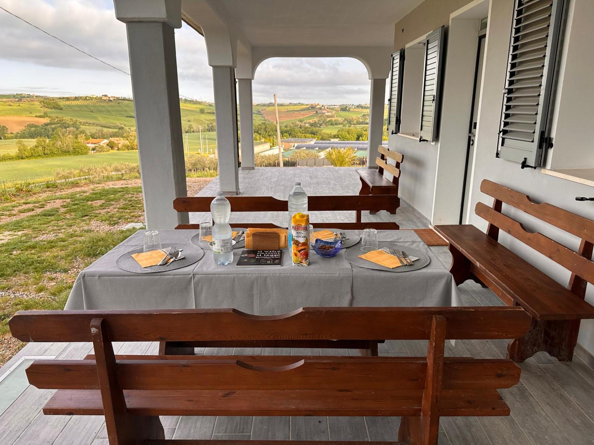 Bed and Breakfast La Sosta Di Guido A Tavullia Exterior foto